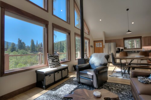 New Modern Cabin w / Amazing Views, Whirlpool, privater Teich und super in der Nähe der Stadt