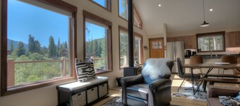 New Modern Cabin w/AMAZING VIEWS, hot tub, private pond, & super close to town