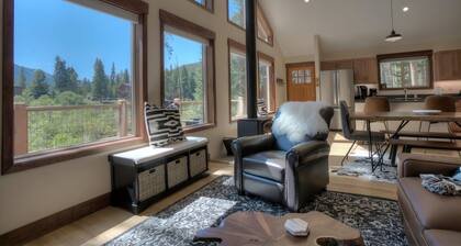 Nouvelle cabine moderne avec vue imprenable, bain à remous, étang privé et tout prÚs de la ville