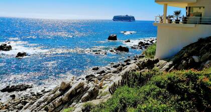 OCEANFRONT GROUND FLOOR 2 BEDROOM END UNIT INDOOR/OUTDOOR LIVING AT IT'S BEST