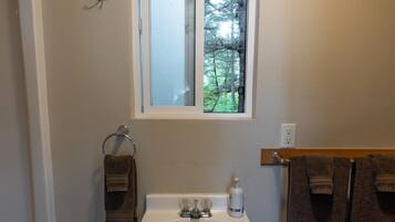 Een douche, een haardroger, handdoeken