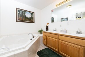 Combined shower/bathtub, jetted bath, hair dryer, towels