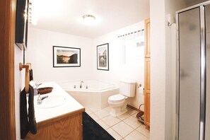 Chuveiro/banheira combinados, secador de cabelo, toalhas de banho 