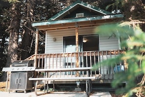 Terrace/patio - Cabin 1 Lynn View Lodge (Haines)