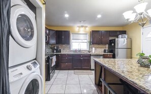 Fridge, microwave, oven, stovetop - NC Music Factory Ranch Getaway (Charlotte)