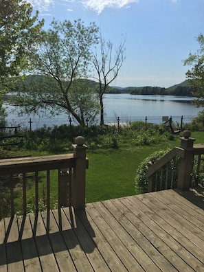 Property grounds - The cottage is bordering Lac Ouimet. 5 minutes from Mont-Tremblant Village (Mont-Tremblant)