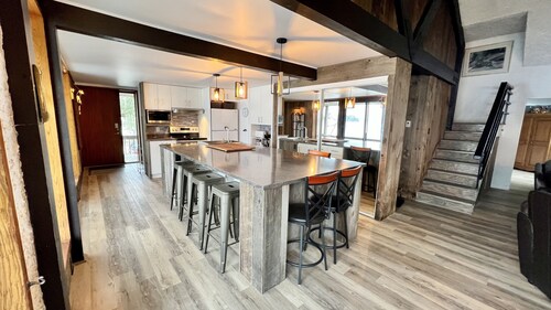 Le chalet borde le lac Ouimet. 5 minutes du village de Mont-Tremblant