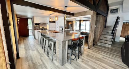 Le chalet borde le lac Ouimet. 5 minutes du village de Mont-Tremblant