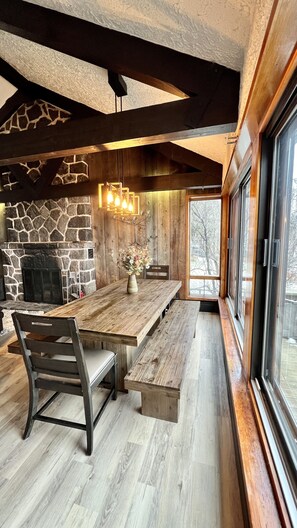 Dining - The cottage is bordering Lac Ouimet. 5 minutes from Mont-Tremblant Village (Mont-Tremblant)