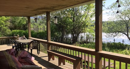 Das Ferienhaus grenzt an den Lac Ouimet. 5 Minuten vom Dorf Mont-Tremblant entfernt