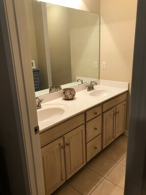 Serviettes fournies, papier toilette