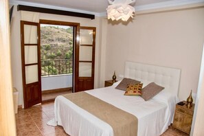 3 slaapkamers, een bureau, een strijkplank/strijkijzer, wifi