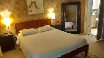 3 bedrooms, desk, iron/ironing board, WiFi