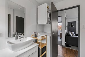 Apartment, 2 Bedrooms, Kitchen, Partial Lake View | Bathroom | Shower, free toiletries, hair dryer, towels