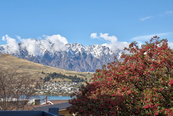 Apartment, 2 Bedrooms, Kitchen, Partial Lake View | Mountain view