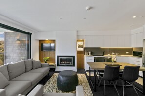 Living area - Rihiri Apartment (Arthur's Point)
