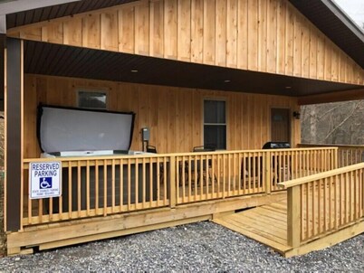 Rock Hill Cabins - Bear Den
