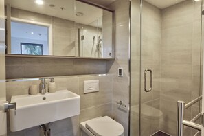Apartment, 2 Bedrooms, Non Smoking, Ground Floor | Bathroom