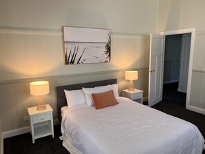 2 bedrooms, desk, WiFi, bed sheets