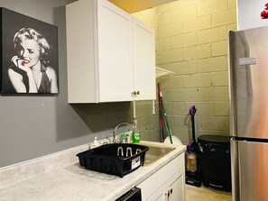 Casa Deluxe, 1 dormitori, cuina, planta baixa | Cuina privada | Frigorífic gran, microones, forn i placa de cuina 