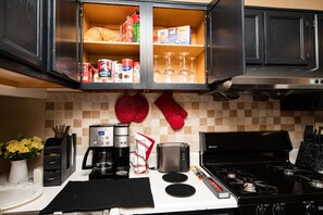 Royal House, 2 Bedrooms, Kitchen, Executive Level | Private kitchen