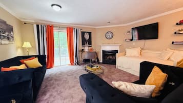Royal House, 2 Bedrooms, Kitchen, Executive Level | Living area | 55-inch TV with digital channels, fireplace, Netflix