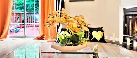 Televisión de 55 pulgadas con canales digitales, chimenea y Netflix