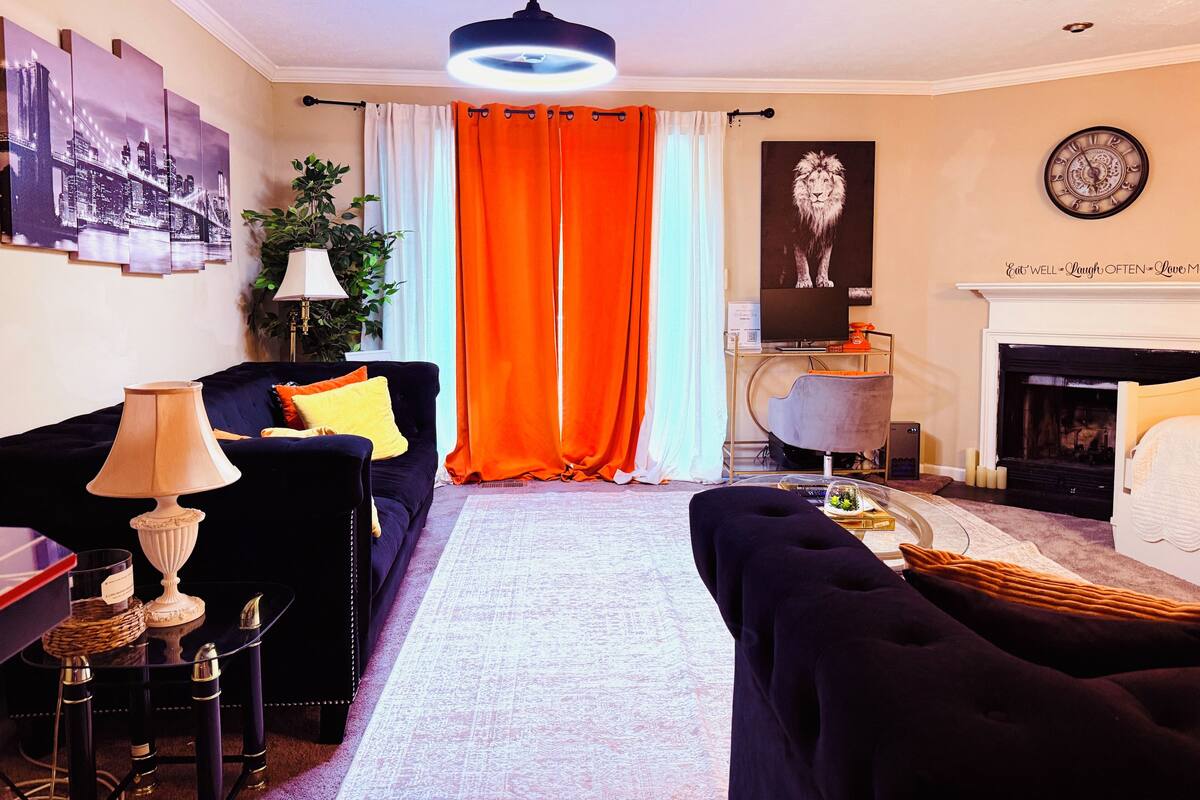 Casa Royal, 2 habitaciones, cocina, piso ejecutivo | Área de sala de estar | Televisión de 55 pulgadas con canales digitales, chimenea y Netflix 