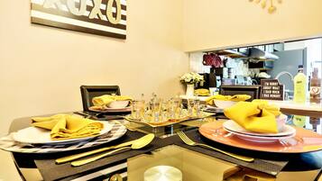 Royal House, 2 Bedrooms, Kitchen, Executive Level | In-room dining