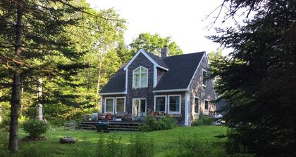 Cozy Quiet Cottage in the woods, close to ocean and local activities