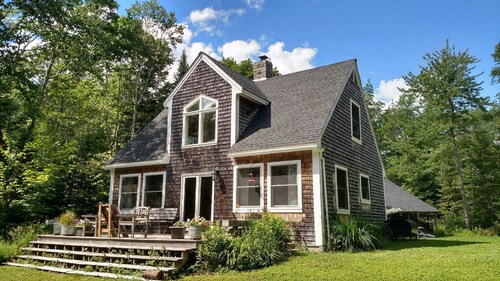 Cozy Quiet Cottage in the woods, close to ocean and local activities