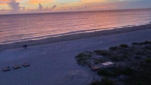 A beach with a clear sky and a sunset. - Chateaux #406  Charming Beachfront Retreat with spectacular views! (Indian Shores)
