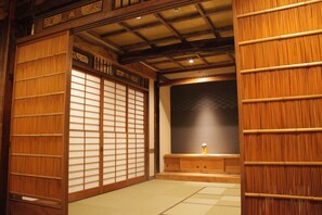 Premium bedding, in-room safe, individually decorated, desk - Toden Hotel (Tokyo)