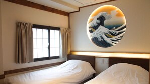 Una habitación con dos camas, una ventana con cortinas y una obra de arte en la pared que representa una ola.