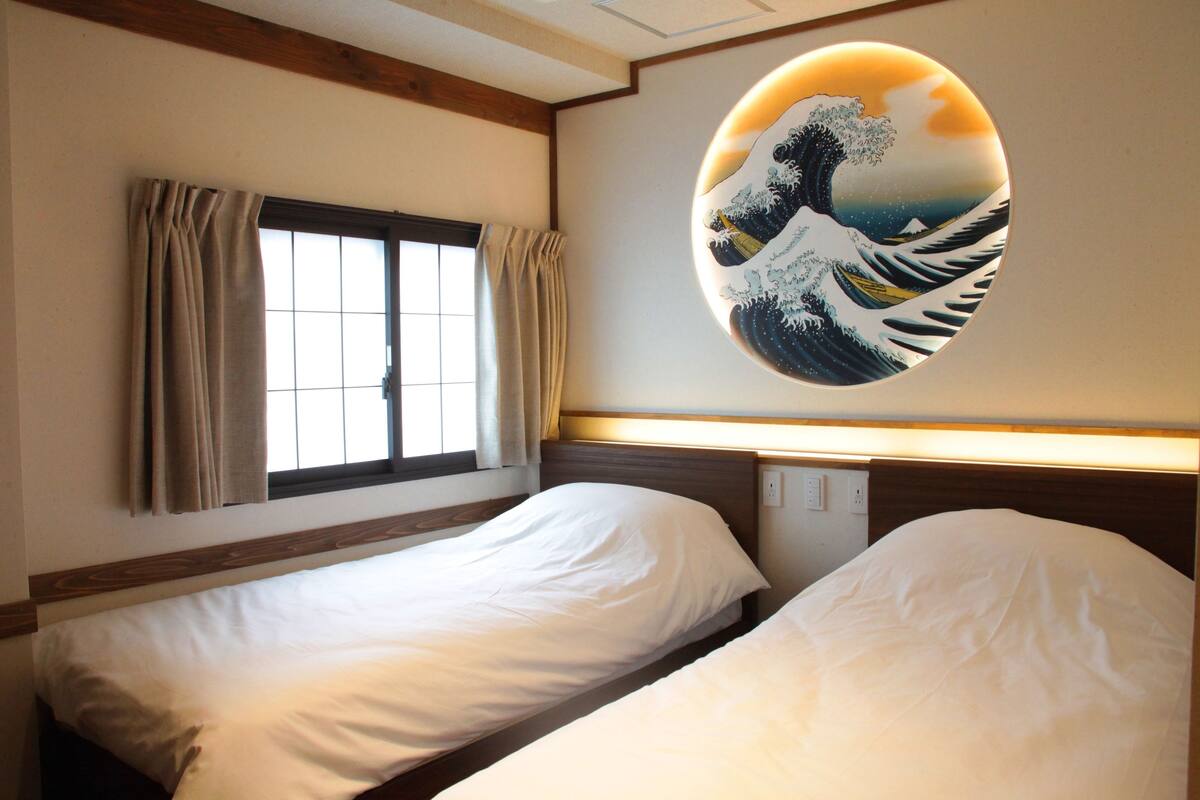 Premium bedding, in-room safe, desk, laptop workspace