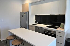 Comfort Apartment, 2 Bedrooms | Private kitchen | Full-size fridge, microwave, oven, stovetop - Brand-new & Comfy Two-bedroom Apt near Harbour (Auckland)