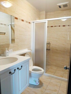Quadruple Room | Bilik Mandi | Pancuran mandi, kelengkapan dandanan diri percuma, pengering rambut 