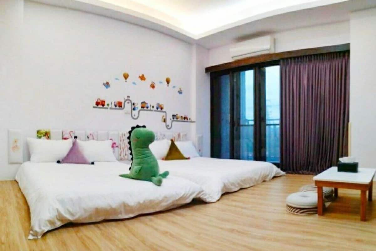 Blackout drapes, free WiFi, bed sheets