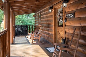 Terrace/patio - Bearly Behavin Cabin Rental (Sevierville)