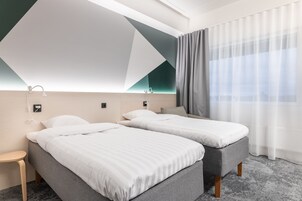 Habitación triple estándar | Cortinas opacas, cunas (de pago), wifi gratis y ropa de cama