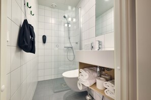 Suihku, ympäristöystävälliset hygieniatuotteet, hiustenkuivaaja, bidee