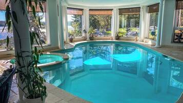 Alberca techada, acceso de 08:00 a 22:00, y sombrillas en la alberca