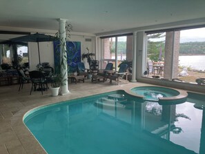 Una piscina cubierta (de 08:00 a 22:00), sombrillas, tumbonas