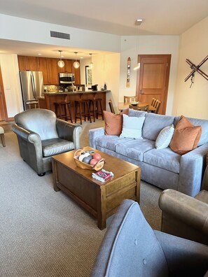 Smart TV, caminetto, Netflix, servizi in streaming