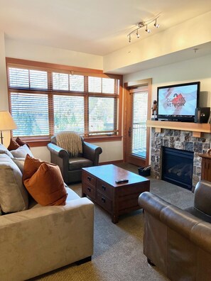 Smart TV, caminetto, Netflix, servizi in streaming