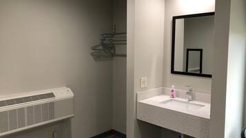 Ducha, artículos de tocador gratuitos, secador de pelo, toallas