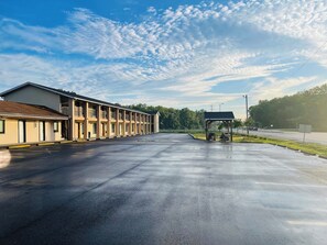 Front of property - Bel Air Motel (Wood River)