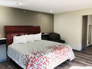 Non Smoking King Bed | Blackout drapes, iron/ironing board, free WiFi, bed sheets - Bel Air Motel (Wood River)