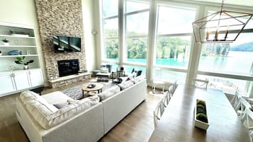 Smart TV, chimenea y futbolito