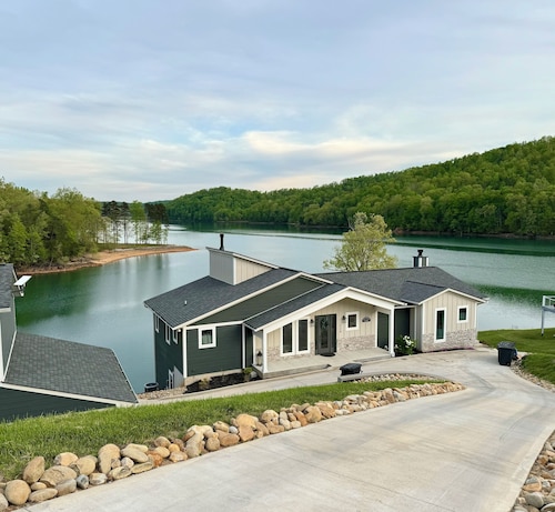 Stunning Lake Views Luxury -Short walk to Covered Dock